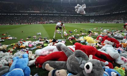 Les supporters de Besiktas rendent hommage aux victimes du séisme en Turquie 