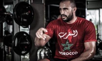 Badr Hari inaugure une école à Kénitra et partage des moments de joie avec les étudiants !