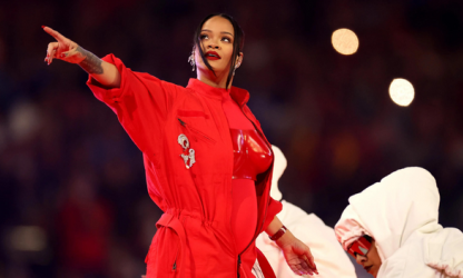 Superbowl : A mi-parcours du show, Rihanna annonce sa deuxième grossesse.