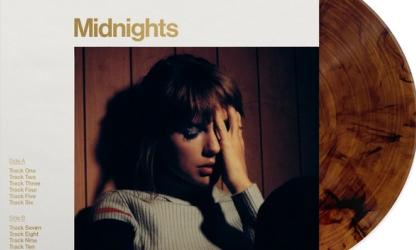 Taylor Swift sort son album Midnight et reflète une nouvelle image d’elle.