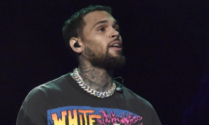 Chris Brown jette le téléphone de l'une de ses fans après l'avoir monté sur scène 