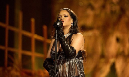 Rihanna fait le bonheur des photographes en dévoilant son baby-bump aux Oscars 2023 