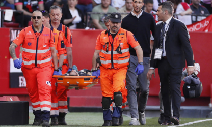 Yassine Bounou quitte le terrain sur civière mais le danger est loin 