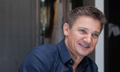 Jeremy Renner arrive avec une canne durant sa première apparition à la télévision 