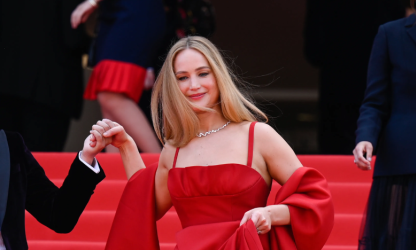 Jennifer Lawrence crée la surprise au Festival de Cannes avec ses chaussures 