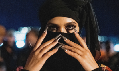 Manal surprend et dévoile MORAK, le tout premier single de son album "Arabian Heartbreak".