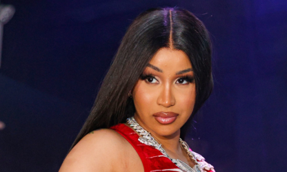 Cardi B lance son micro sur une fan qui lui a jeté de l'eau lors de son concert