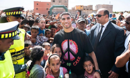 Achraf Hakimi rend visite aux sinistrés de Taroudant