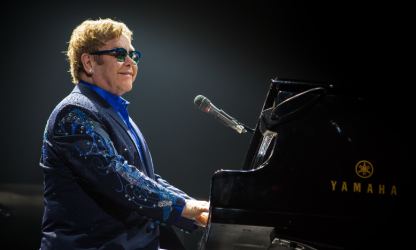 Elton John met en vente ses costumes de scène emblématiques