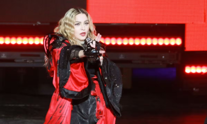 Madonna demande à un fan en fauteuil roulant de se lever lors de son concert à Los Angeles