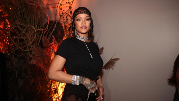 Rihanna donne un aperçu de sa performance au Super Bowl.