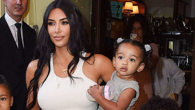 Kim Kardashian célèbre le 5ème anniversaire de sa fille Chicago West en mode girly.