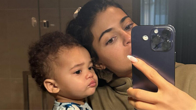 Kylie Jenner révèle le nom et le visage de son deuxième enfant.