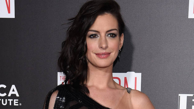 Anne Hathaway : Une danse sexy avec Lady Marmalade à la soirée Valentino.