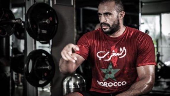 Badr Hari inaugure une école à Kénitra et partage des moments de joie avec les étudiants !