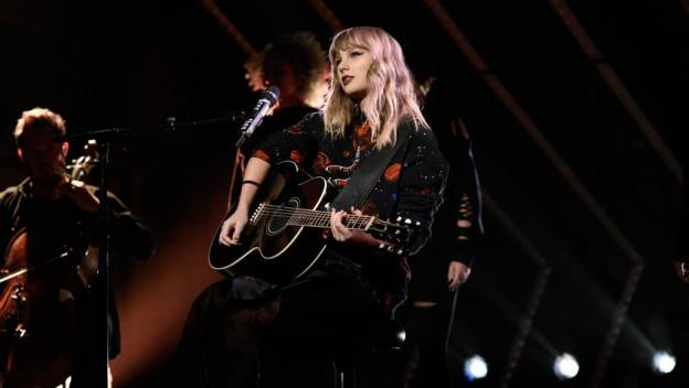 Taylor Swift remet le couvert sur sa dispute avec Kim Kardashian lors du lancement de ‘’Reputation Stadium Tour’’