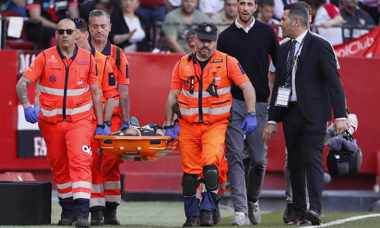 Yassine Bounou quitte le terrain sur civière mais le danger est loin 