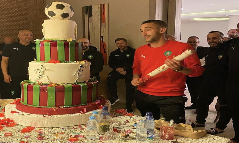 Hakim Ziyech célèbre son anniversaire avec le staff de l'équipe nationale