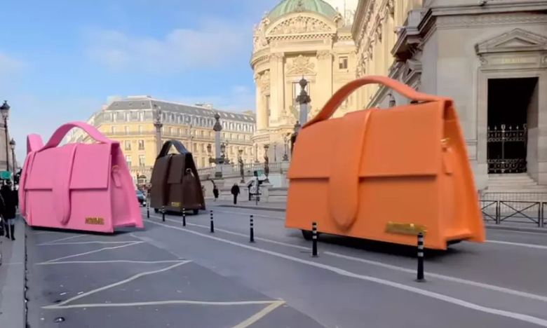 Jacquemus défile ses sacs géants d'une manière inédite en plein Paris 