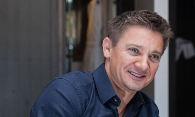 Jeremy Renner arrive avec une canne durant sa première apparition à la télévision