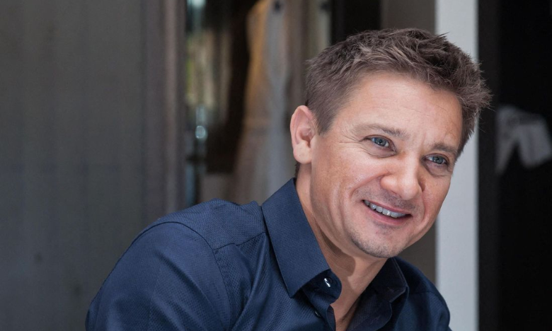 Jeremy Renner arrive avec une canne durant sa première apparition à la télévision 