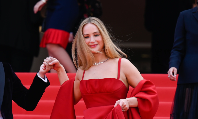 Jennifer Lawrence crée la surprise au Festival de Cannes avec ses chaussures