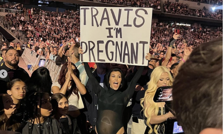 Kourtney Kardashian annonce sa grossesse à Travis Barker d'une manière inédite