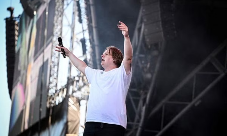 Lewis Capaldi perd sa voix en plein concert