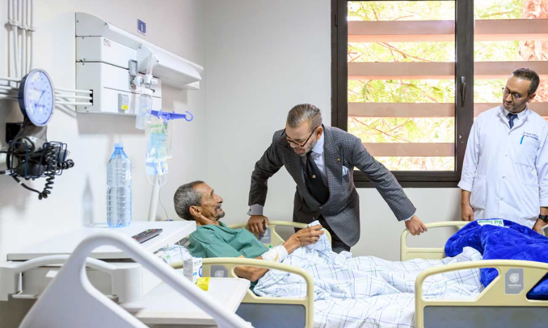 Séisme d’Al Haouz: Le Roi Mohammed VI rend visite au CHU Marrakech