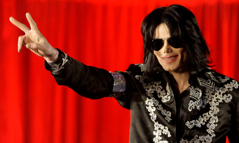 Le Fedora emblématique porté par Michael Jackson lors de son tout premier "moonwalk" mis aux enchères à Paris