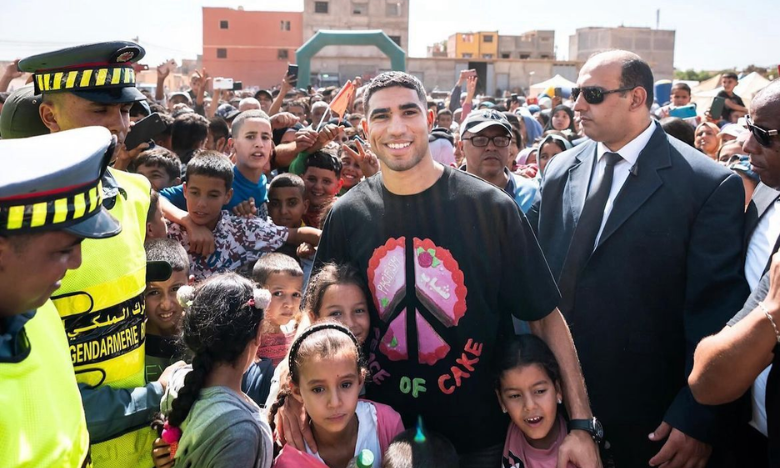 Achraf Hakimi rend visite aux sinistrés de Taroudant