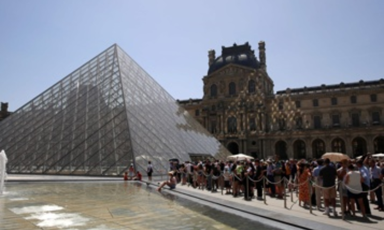"Emily in Paris" et "Lupin" propulsent le ciné-tourisme en France vers de nouveaux sommets